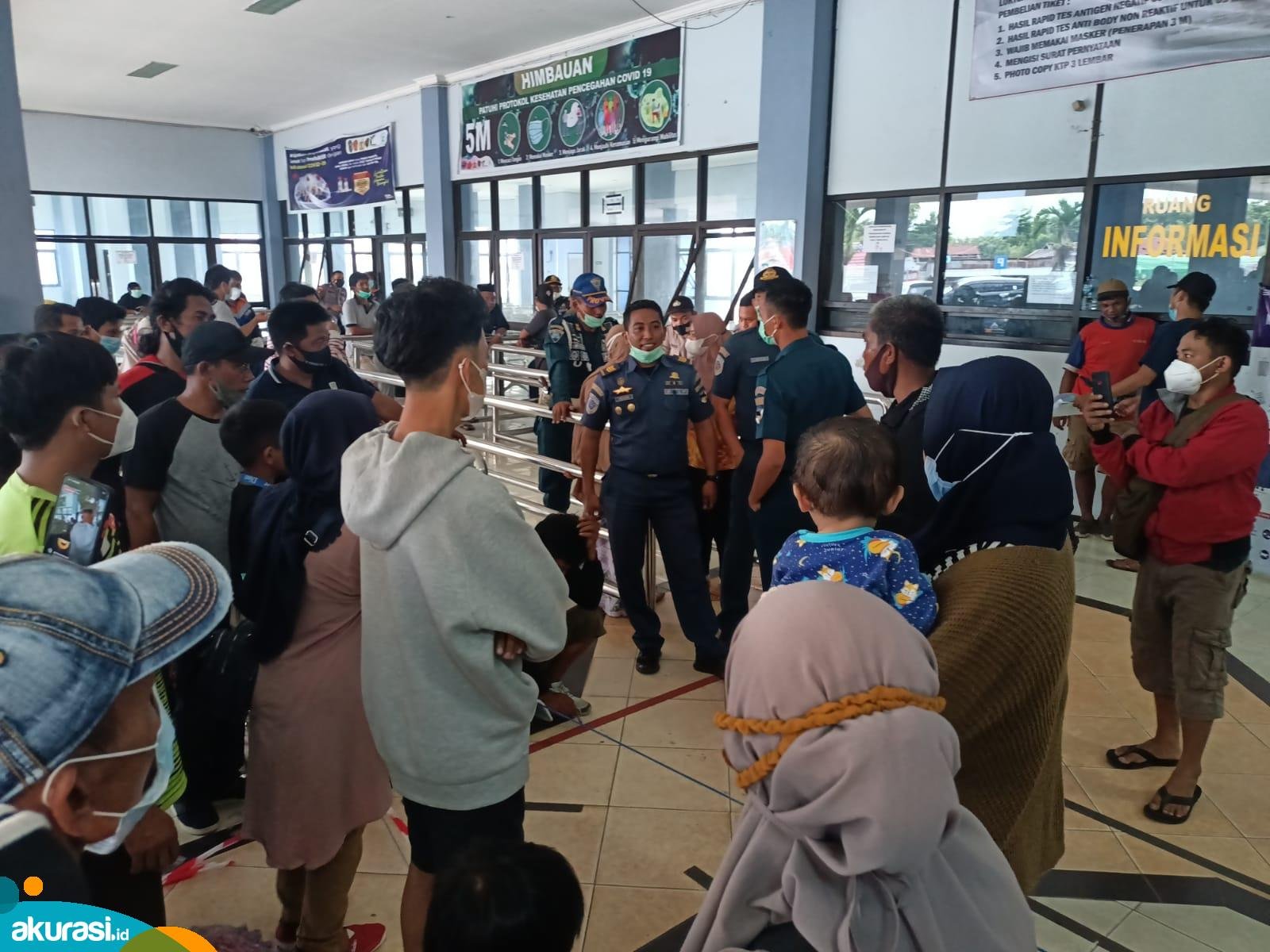 Tak Punya Surat Vaksin, Puluhan Calon Penumpang Kapal Gagal Berangkat ke Pare-Pare