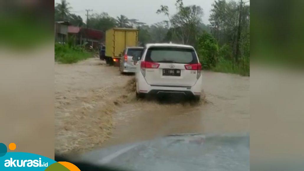 Pagi Sempat Dilintasi Presiden, Sore Tanah Datar Banjir, Macet 3 Kilometer