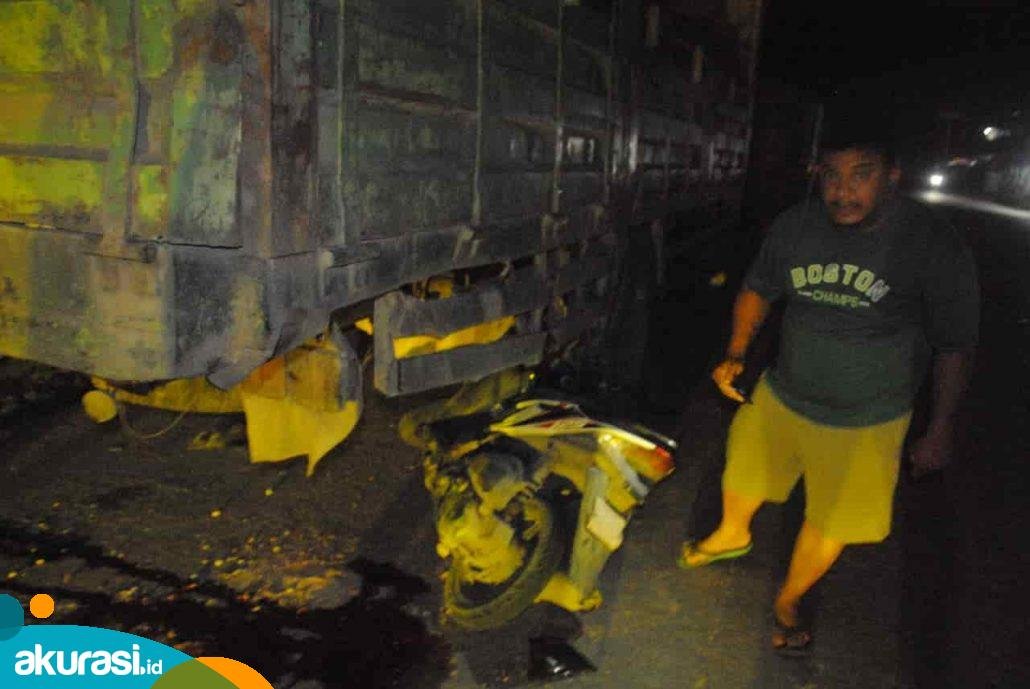 Malam Gelap Minim Penerangan, Pengendara Motor Hantam Truk Parkir hingga Tewas
