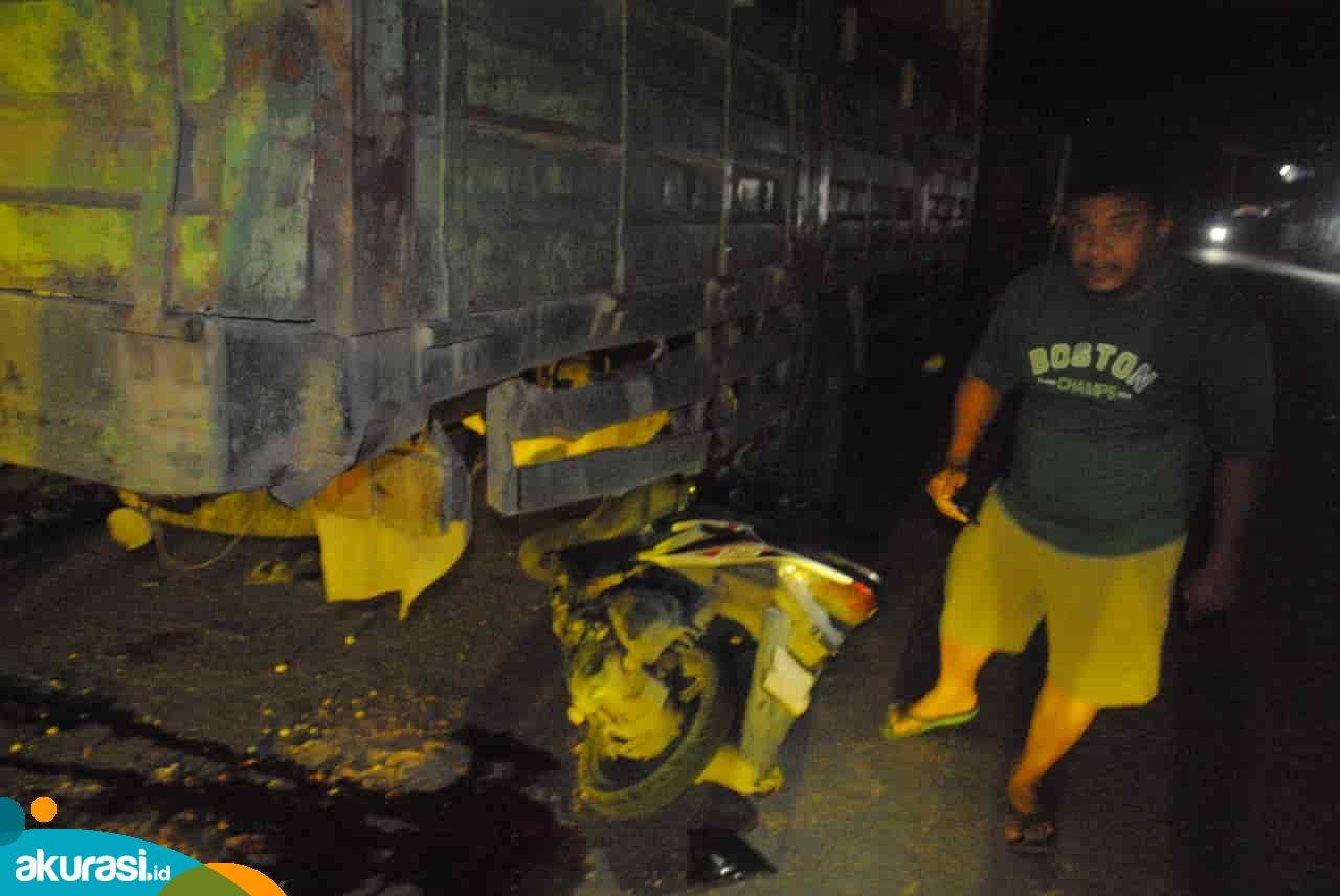 Malam Gelap Minim Penerangan, Pengendara Motor Hantam Truk Parkir hingga Tewas