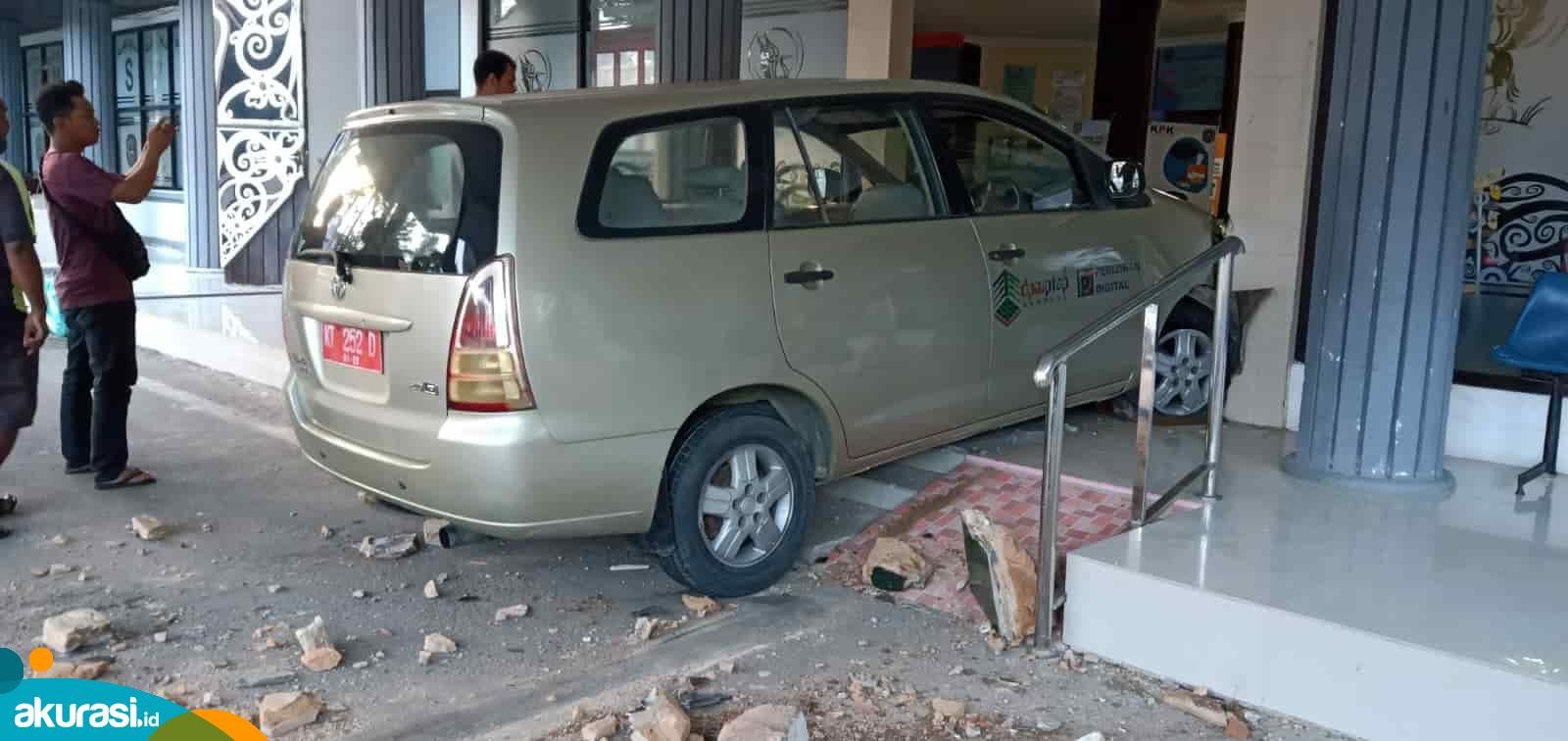 Mobil Pelat Merah Seruduk Kantor DPMPTSP