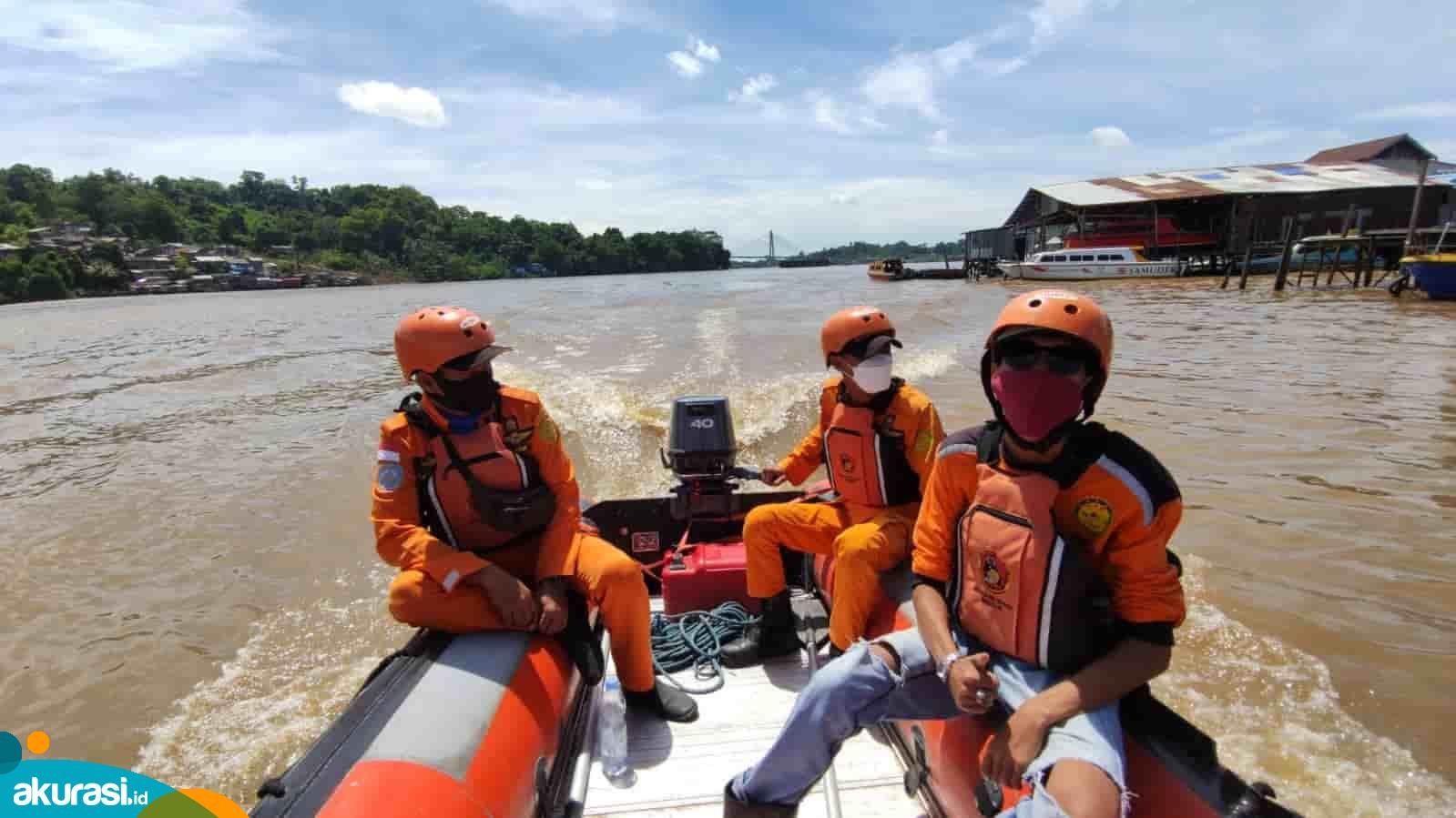 Melaju dengan Kecepatan Tinggi Pakai Motor, Pria Gondrong Terjun dan Hilang di Sungai Mahakam