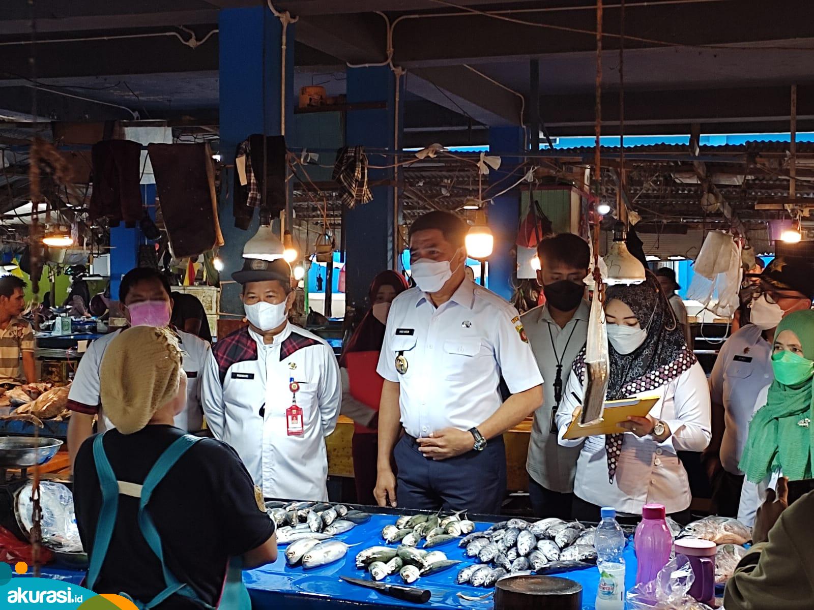 Wali Kota Samarinda Andi Harun beserta rombongan saat tinjau ketersediaan dan harga bahan pokok di Pasar Segiri.