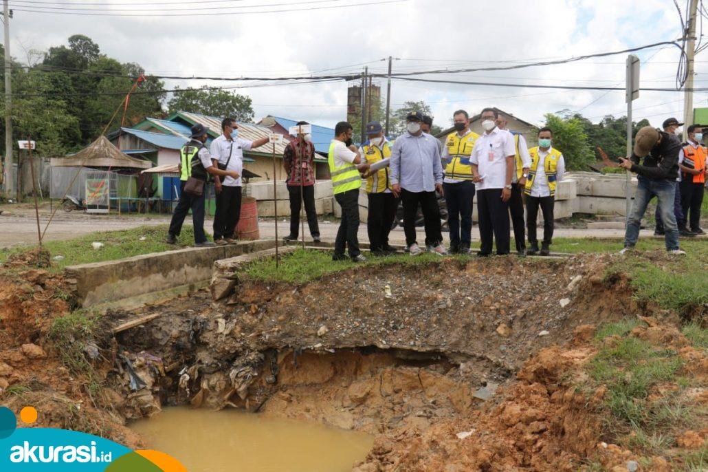 Irwan saat melakukan peninjauan progres perbaikan jalan nasional jalur Bontang - Samarinda segmen Tanah Datar. Diperkirakan, jalan Tanah Datar mulus di 2023 -Akurasi.id