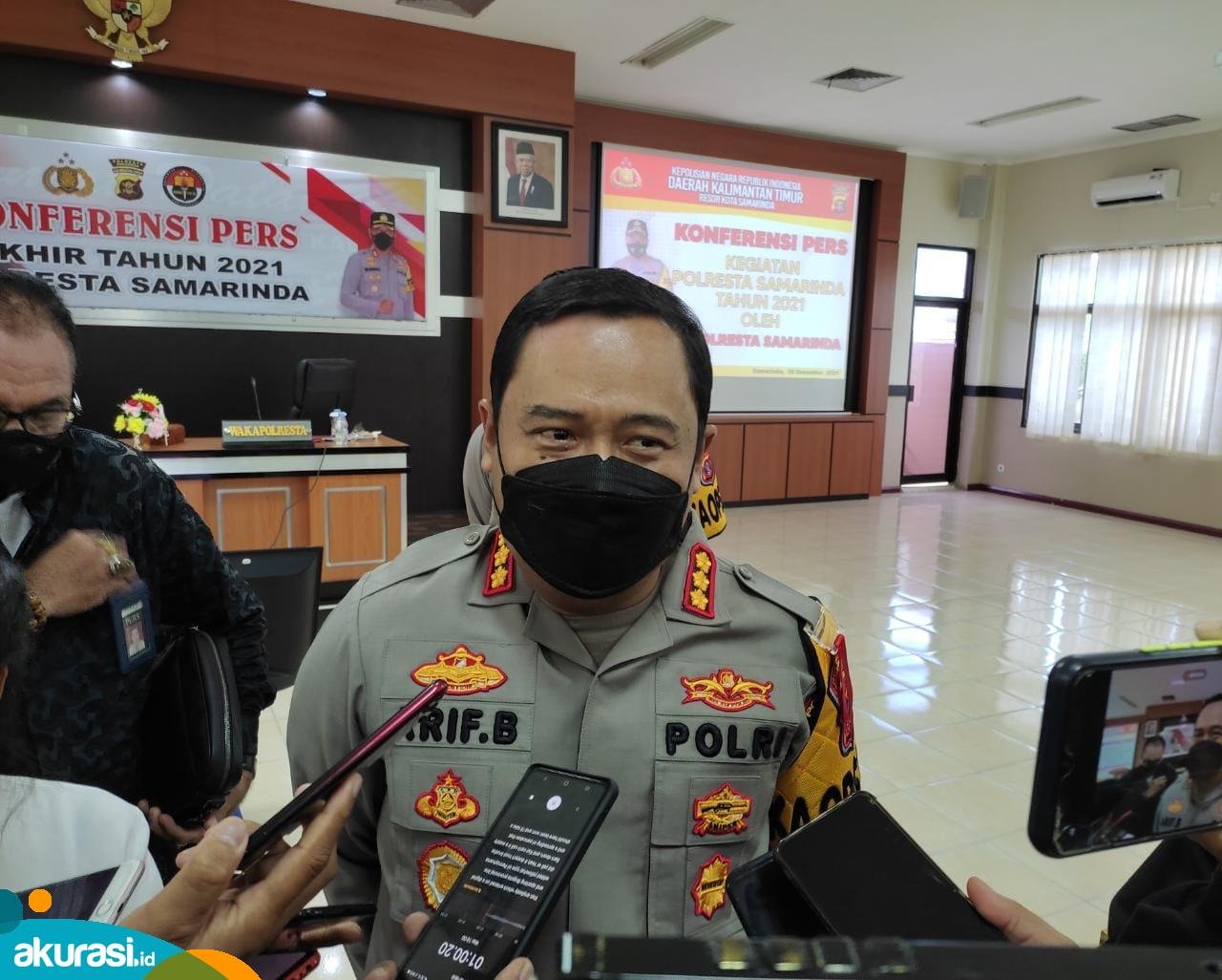 Samarinda Primadona Peredaran Narkotika- Kapolresta Samarinda Kombes Pol Arif Budiman saat diwawancarai awak media. (Devi Nila Sari/Akurasi.id)