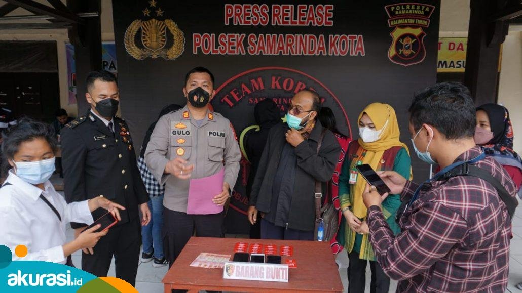 Kapolsek Samarinda Kota AKP Creato Sonitehe Gulo bersama instansi terkait saat merilis kasus prostitusi online di Samarinda. (Istimewa)