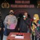 Kapolsek Samarinda Kota AKP Creato Sonitehe Gulo bersama instansi terkait saat merilis kasus prostitusi online di Samarinda. (Istimewa)