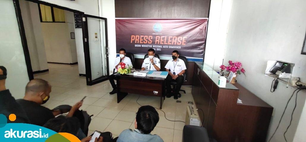 Kepala BNNK Samarinda Kompol Muhammad Daud saat merilis pengungkapan kasus narkoba di 2021 di Samarinda. (Istimewa)