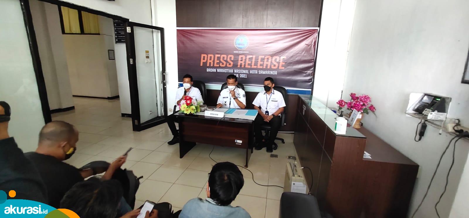 Kepala BNNK Samarinda Kompol Muhammad Daud saat merilis pengungkapan kasus narkoba di 2021 di Samarinda. (Istimewa)