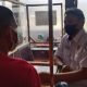 Pelaku pembakaran kontrakan (kiri) saat digelandang dan dimintai keterangan petugas kepolisian. (Istimewa)