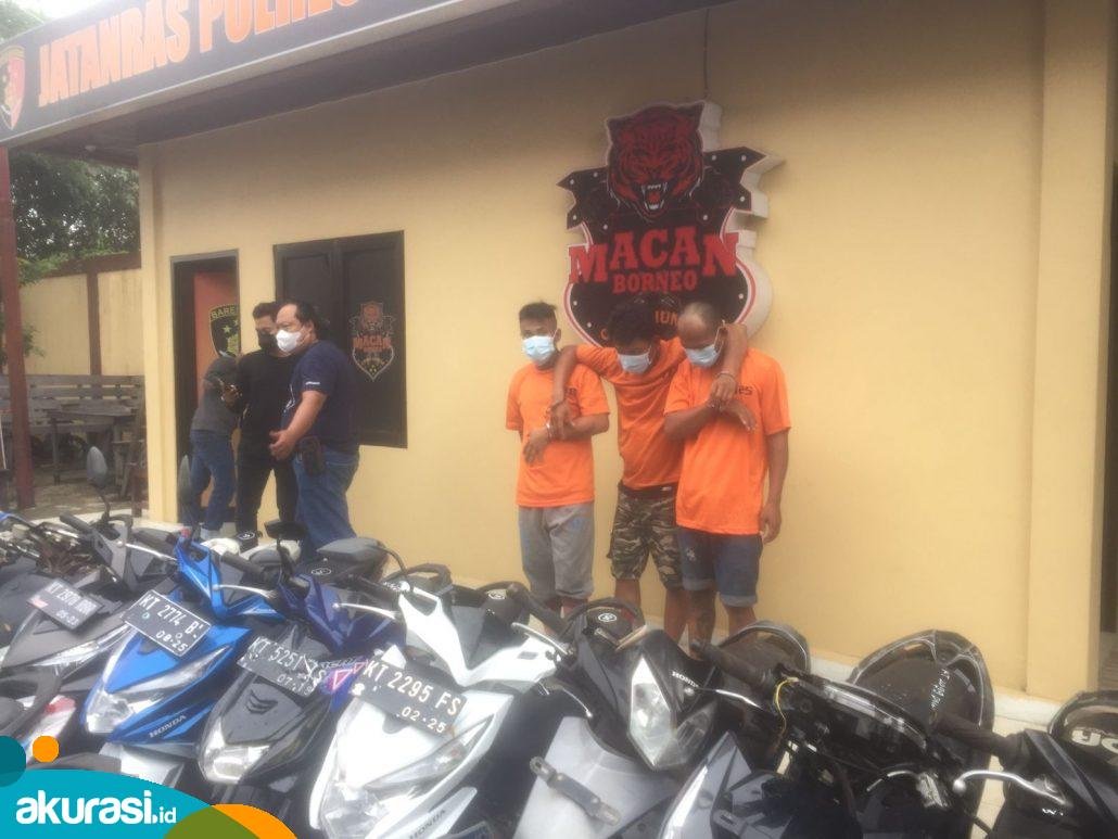 Petugas mengamankan tiga pelaku pencurian motor beserta barang bukti saat gelaran pers rilis di halaman Mapolresta Samarinda. (Istimewa)