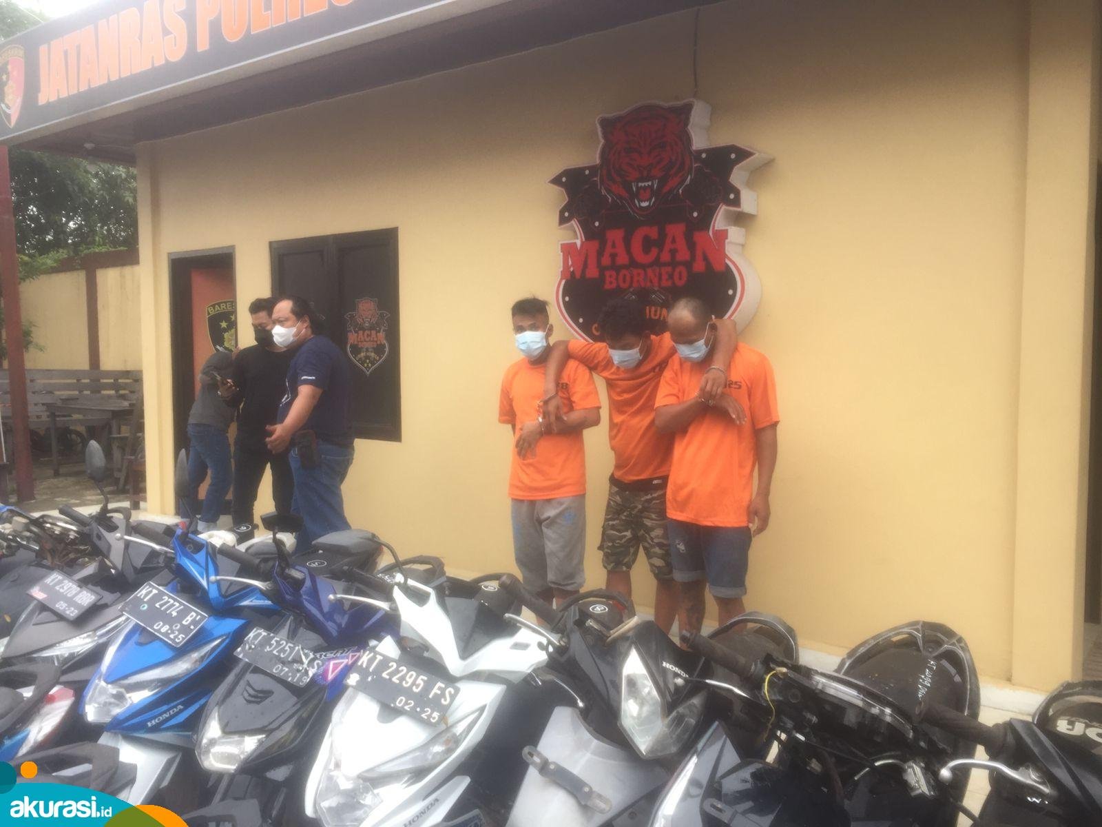 Petugas mengamankan tiga pelaku pencurian motor beserta barang bukti saat gelaran pers rilis di halaman Mapolresta Samarinda. (Istimewa)