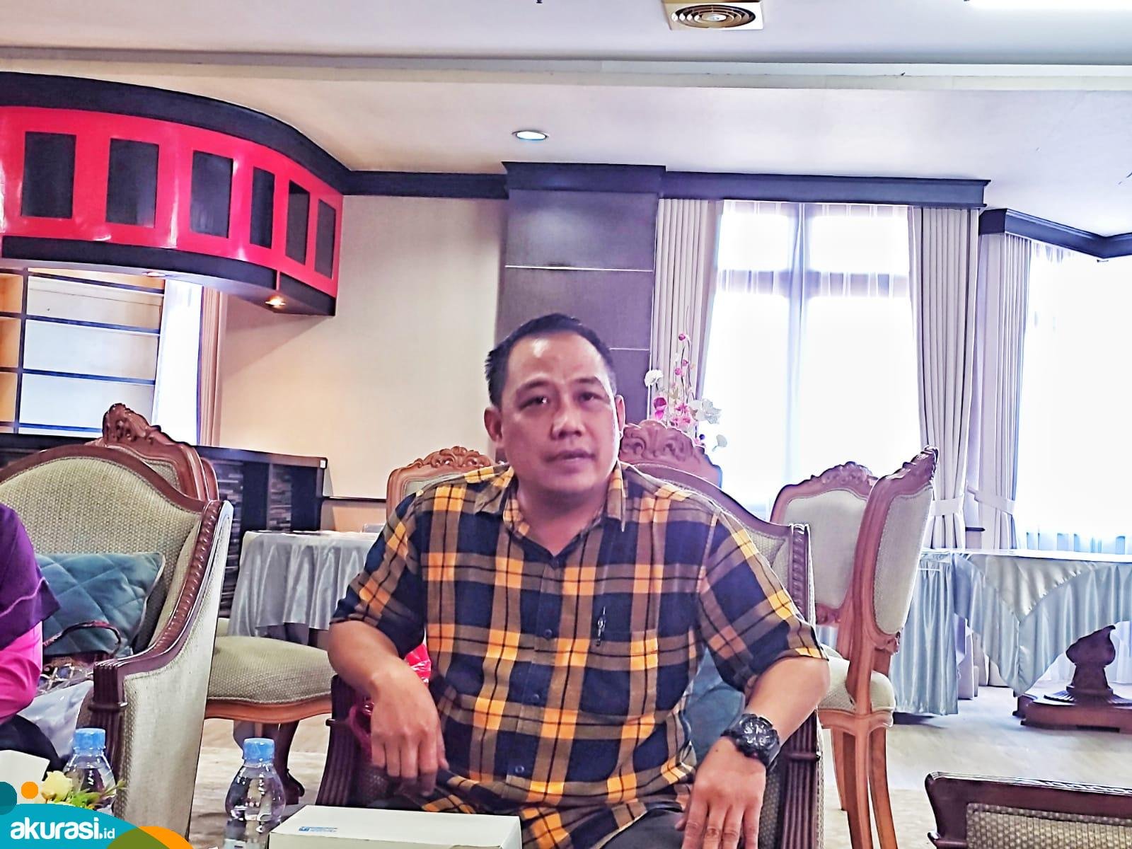 Anggota Komisi III DPRD Kaltim Sarkowi V Zahry saat diwawancarai. (Devi Nila Sari/Akurasi.id)