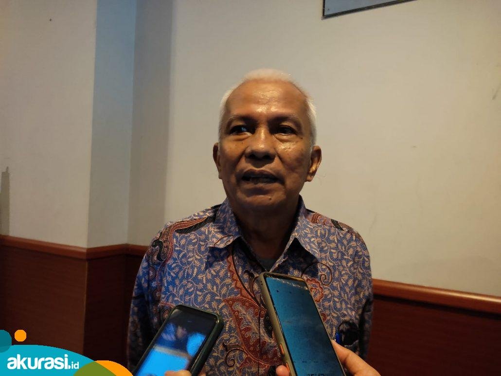Kepala Dewan Kesenian Daerah (DKD) Kaltim Syafril Teha Noer saat diwawancarai awak media terkait payung hukum pelaku seni di Kaltim. (Devi Nila Sari/Akurasi.id)