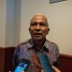 Kepala Dewan Kesenian Daerah (DKD) Kaltim Syafril Teha Noer saat diwawancarai awak media terkait payung hukum pelaku seni di Kaltim. (Devi Nila Sari/Akurasi.id)