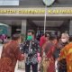 Asisten III Setprov Kaltim Fathul Halim dan Sekprov Kaltim HM Sa'bani saat salam perpisahan setelah apel pagi di Pemprov Kaltim - Akurasi.id