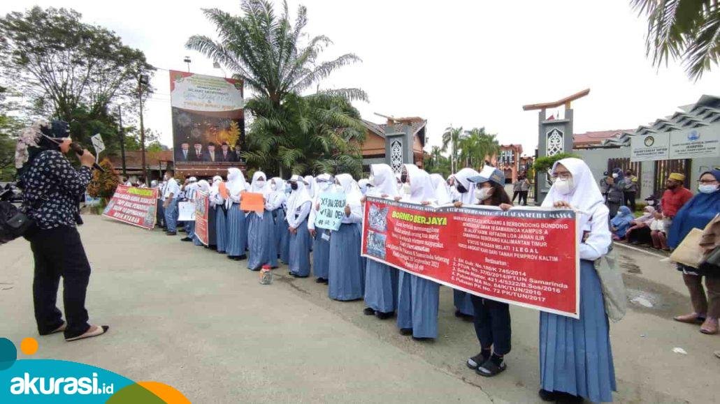Suasana demonstrasi pelajar SMA 10 Samarinda yang didampingi guru dan wali murid di depan gedung Karang Paci, menolak pemindahan gedung SMA 10. (Istimewa)