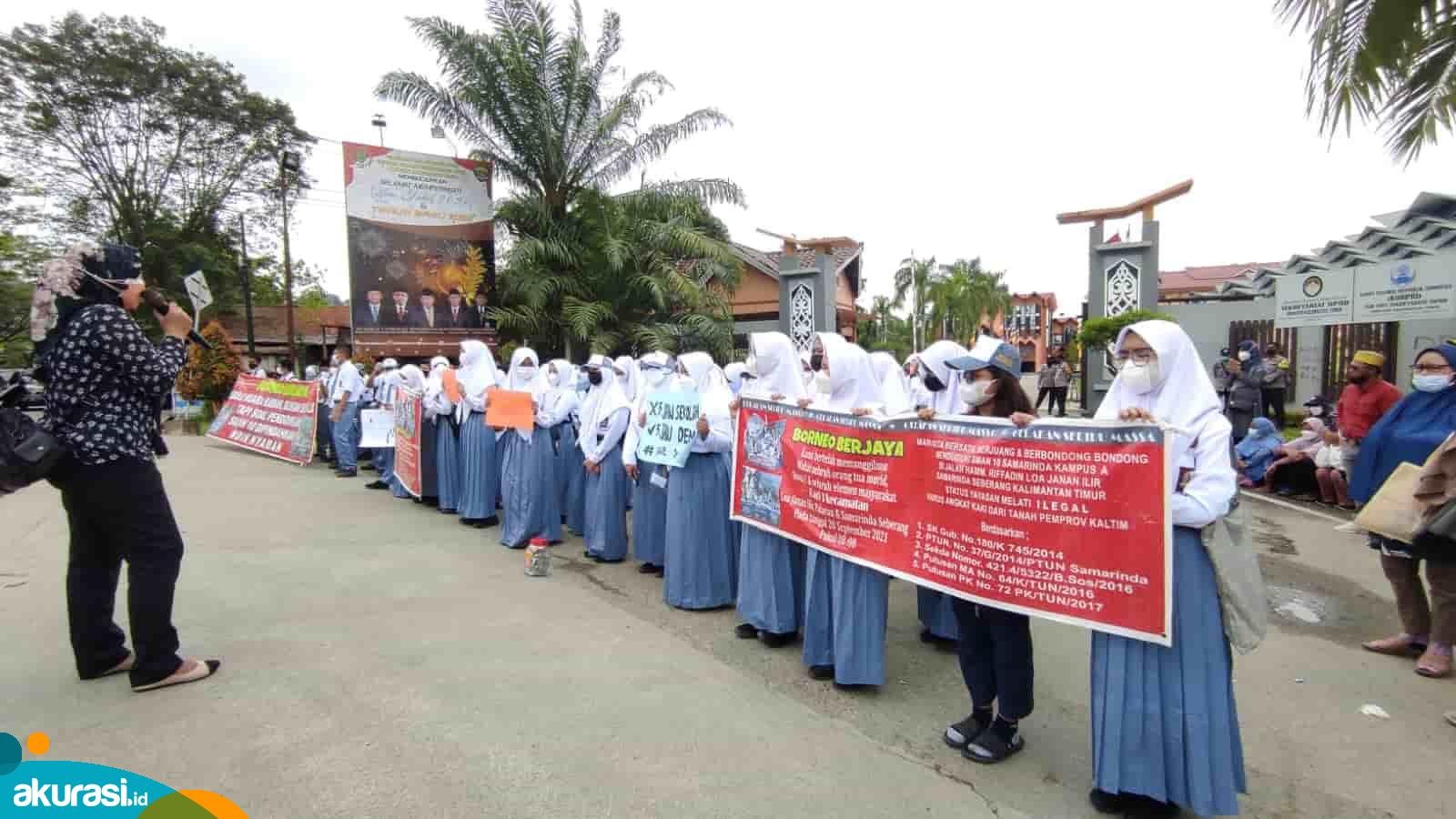 Suasana demonstrasi pelajar SMA 10 Samarinda yang didampingi guru dan wali murid di depan gedung Karang Paci, menolak pemindahan gedung SMA 10. (Istimewa)