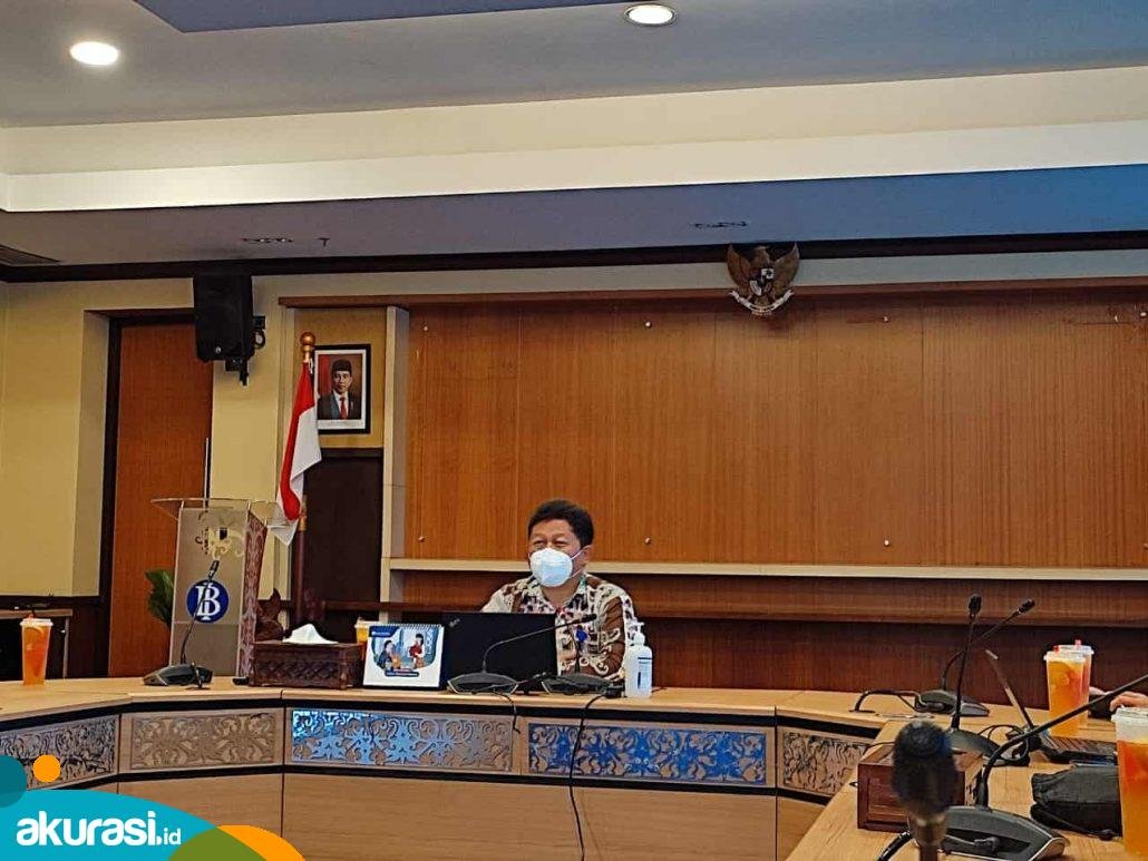 Kepala Kantor Perwakilan Bank Indonesia (BI) Kaltim Tutuk SH Cahyono saat menggelar konferensi pers. (Devi Nila Sari/Akurasi.id)