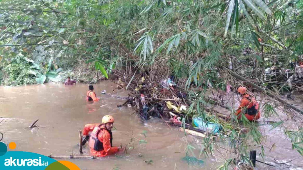 Seorang pria asal Kutim yang dilaporkan hilang di sungai selama 3 hari ternyata berada di rumah keluarga dalam keadaan selamat. Proses pencarian pria asal Kutim hilang karena tenggelam di Sungai Rantau Pulung oleh Tim Basarnas. (Istimewa)