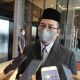 Kepala Biro Kesejahteraan Rakyat (Karo Kesra) Setprov Kaltim Andi Ishak saat diwawancarai awak media. (Devi Nila Sari/Akurasi.id)