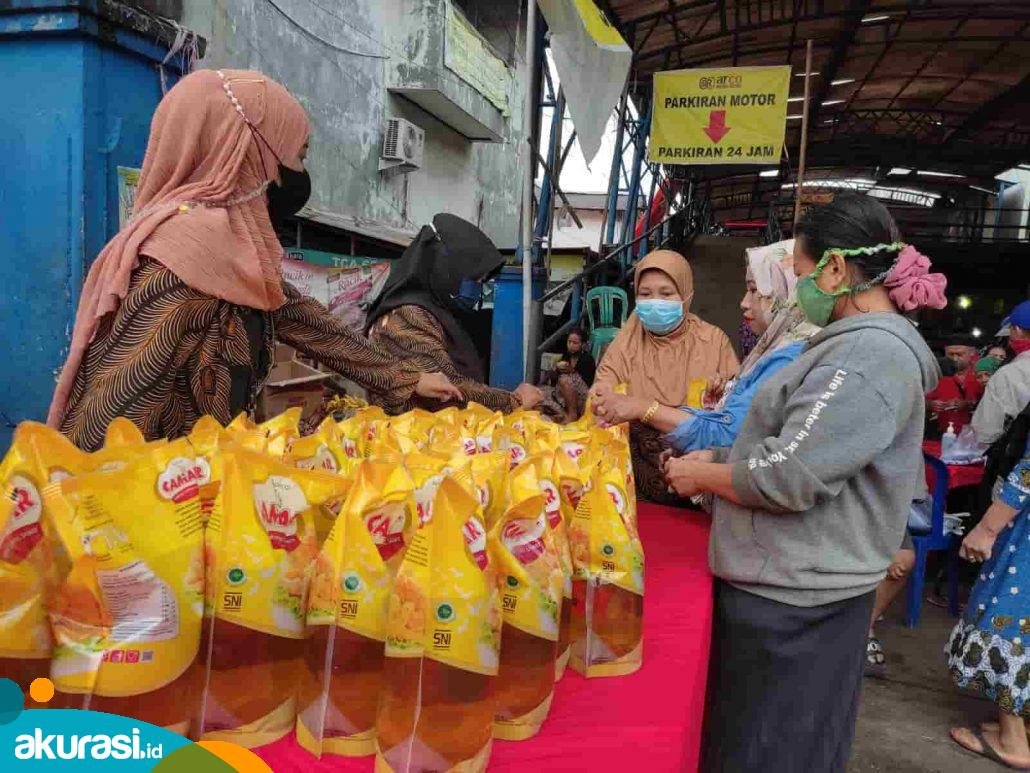 Penjualan minyak goreng murah melalui operasi pasar di Samarinda- Akurasi.id