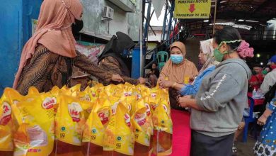 Penjualan minyak goreng murah melalui operasi pasar di Samarinda- Akurasi.id