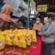 Penjualan minyak goreng murah melalui operasi pasar di Samarinda- Akurasi.id
