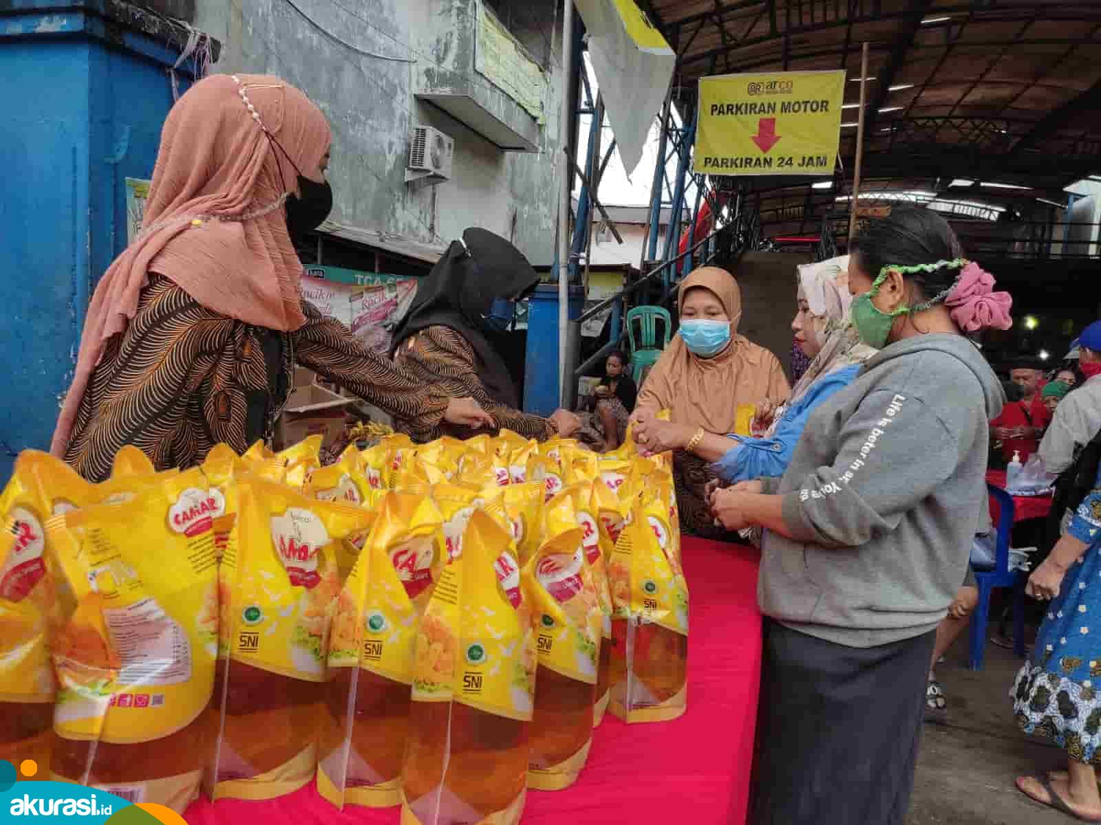 Penjualan minyak goreng murah melalui operasi pasar di Samarinda- Akurasi.id