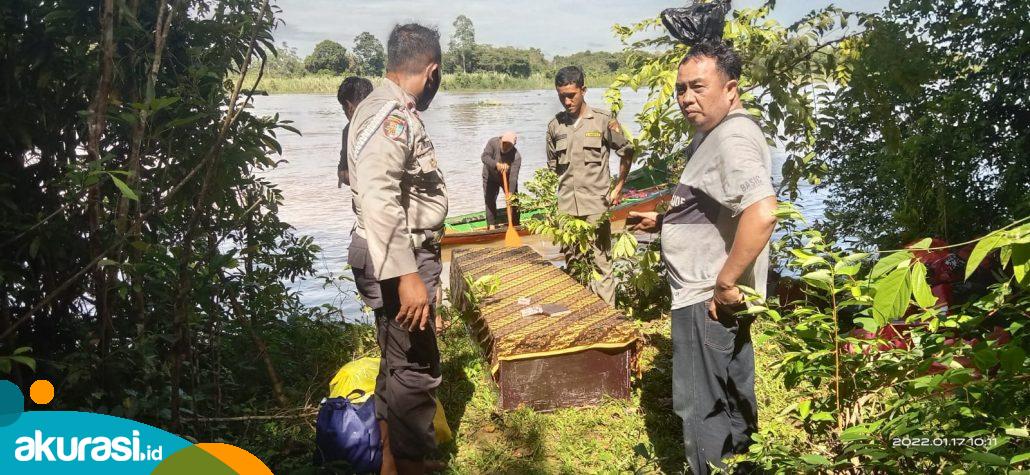 Petugas kepolisian bersama masyarakat setempat saat melakukan evakuasi korban laka air di perairan Sungai Mahakam, Desa Muara Wis, Kecamatan Muara Wis, Kabupaten Kutai Kartanegara. (Istimewa)
