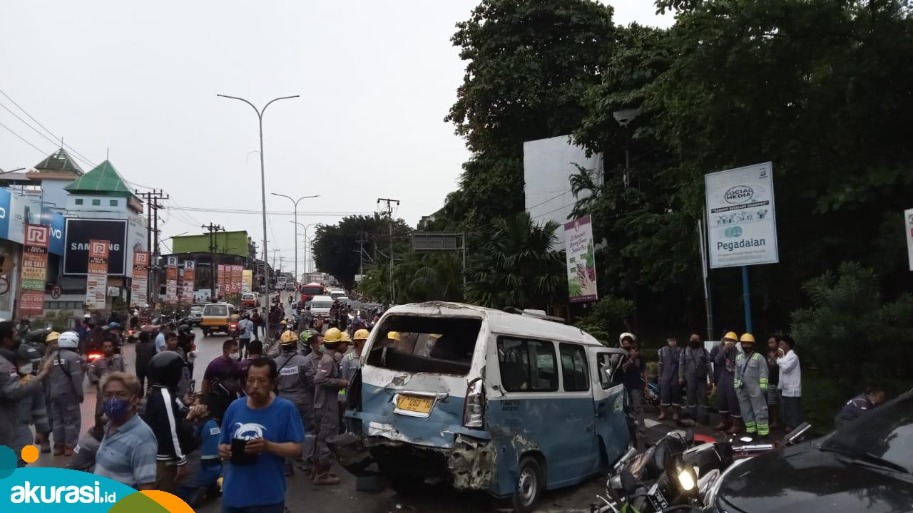 Kondisi kendaraan yang terlibat kecelakaan laka lantas di Jalan Simpang Lima Muara Rapak, Balikpapan, Kaltim. (Istimewa)
