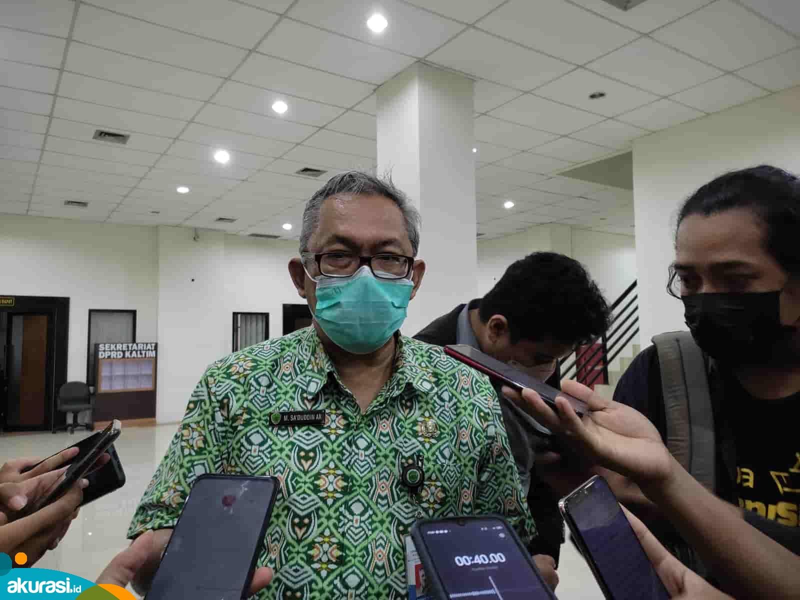 Kepala Badan Pengelola Keuangan dan Aset Daerah (BPKAD) Kaltim M Sa'duddin AK saat diwawancarai media sebelum terpapar Covid-19. (Devi Nila Sari/Akurasi.id)