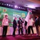 Penyerahan bendera Komite Olahraga Nasional Indonesia Kaltim kepada ketua yang baru terpilih secara simbolis. (Devi Nila Sari/Akurasi.id)