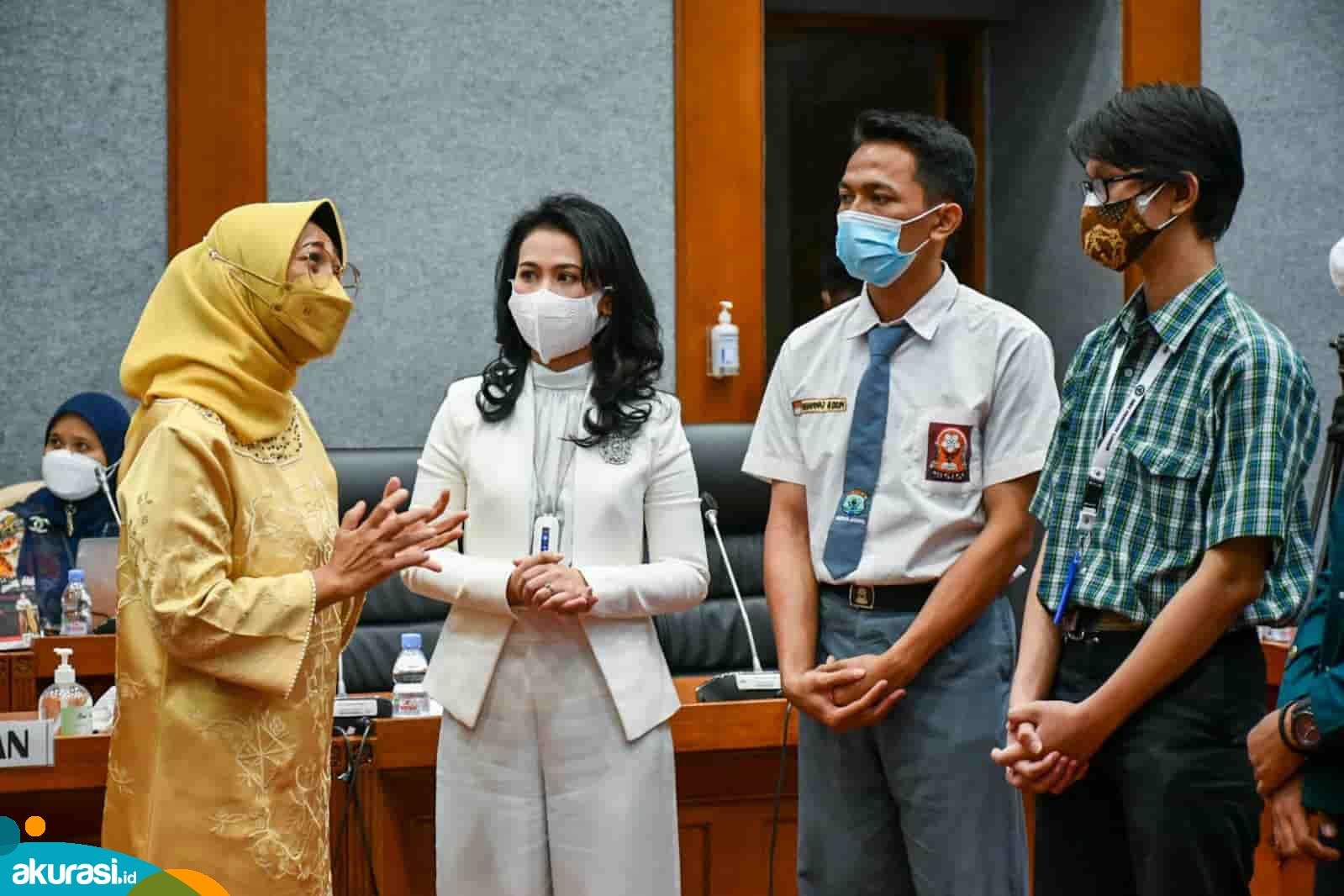 Keprihatinan Hetifah Sjaifudian terhadap bahasa daerah di Kaltim mendorongnya untuk menjadikan bahasa daerah dalam mata pelajaran di sekolah. (Istimewa)