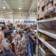 Rombongan Wakil Wali Kota Samarinda Rusmadi saat melakukan tinjauan supplier minyak goreng untuk mengecek stok di sejumlah gudang dan pasar modern. (Devi Nila Sari/Akurasi.id)