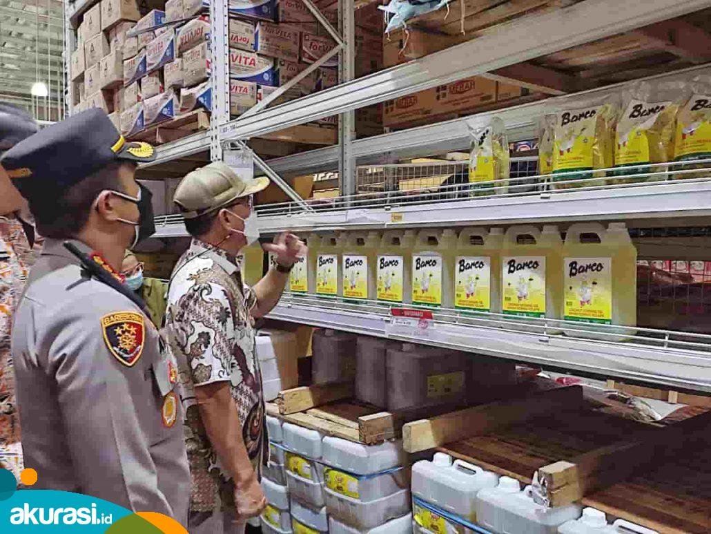 Rombongan Wakil Wali Kota Samarinda Rusmadi bersama Kapolresta Samarinda Kombes Pol Ary Fadli saat melakukan peninjauan stok minyak goreng di Samarinda. (Devi Nila Sari/Akurasi.id)