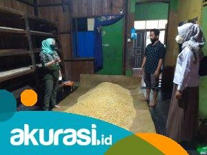 Anggota DPD RI Aji Mawar saat mendatangi produsen tempe di Samarinda dalam kegiatan reses. (Istimewa)