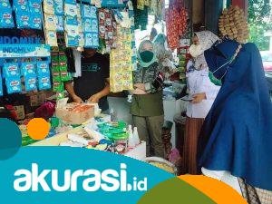 Rombongan Senator Aji Mirni saat mendatangi distributor hingga pedagang untuk memastikan stok minyak goreng di Samarinda. (Istimewa)