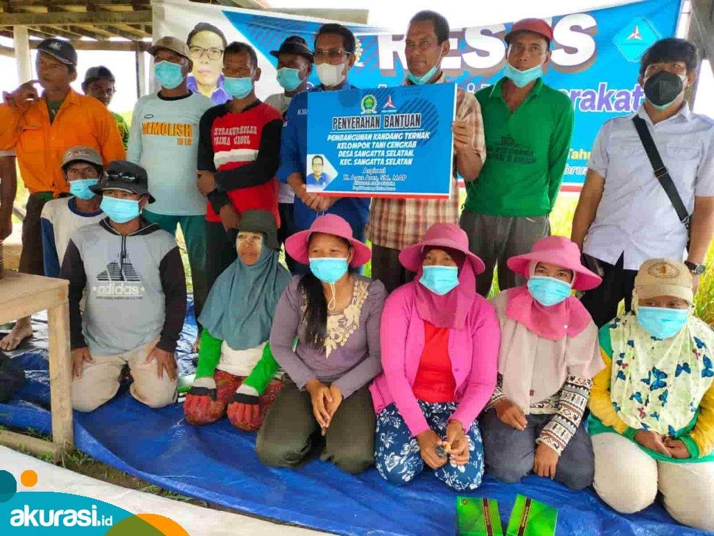 Anggota Komisi III DPRD Kaltim Agus Aras saat kegiatan reses sekaligus pemberian bantuan kepada warga di Kutai Timur. (Istimewa)