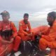 Tim SAR yang berusaha mencari keberadaan Hamka dengan melakukan penyisiran di sepanjang Pantai Manggar. (Istimewa)