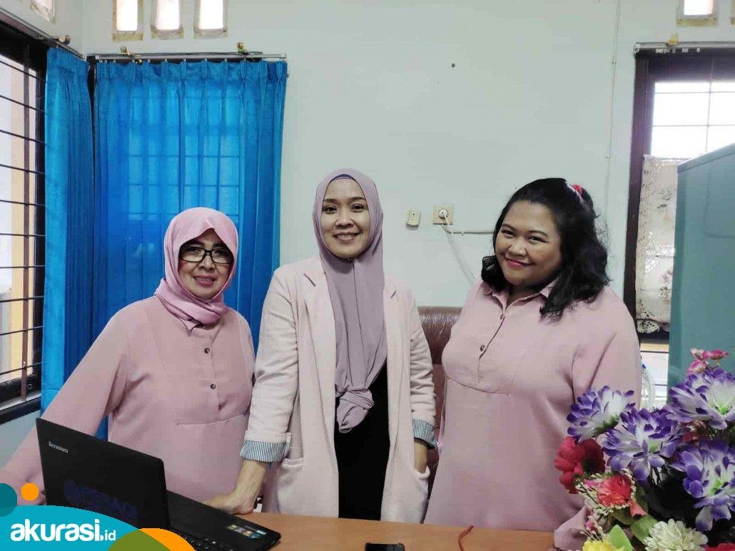 Ketua FJPI Kaltim Yuni Wahyuni (tengah) didampingi sekretaris (kiri) dan wakilnya (kanan). (Devi Nila Sari/Akurasi.id)
