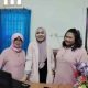 Ketua FJPI Kaltim Yuni Wahyuni (tengah) didampingi sekretaris (kiri) dan wakilnya (kanan). (Devi Nila Sari/Akurasi.id)