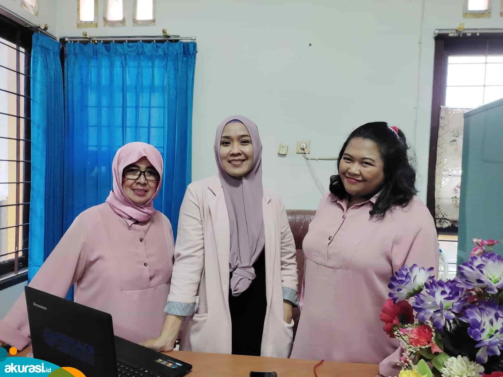 Ketua FJPI Kaltim Yuni Wahyuni (tengah) didampingi sekretaris (kiri) dan wakilnya (kanan). (Devi Nila Sari/Akurasi.id)