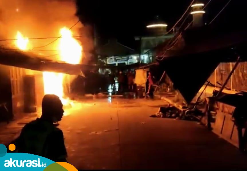 Kebakaran Pasar Segiri, Jalan Perniagaan, Samarinda. Kejadian ini terjadi sekira pukul 22.20 Wita. (Istimewa)