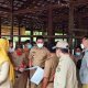 Rombongan Wali Kota Samarinda Andi Harun saat melakukan peninjauan di salah satu rumah pemotongan hewan di Samarinda. (Devi Nila Sari/Akurasi.id)