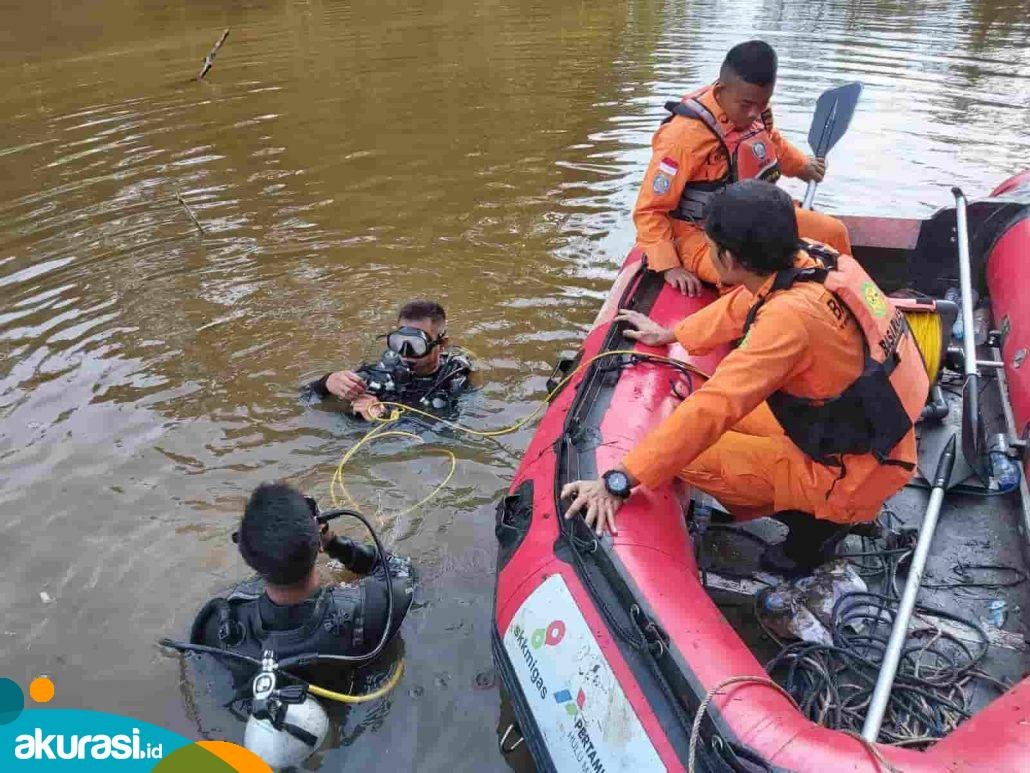 Tim SAR gabungan saat berupaya mencari korban tenggelam di kilometer 54 Samboja. (Istimewa)