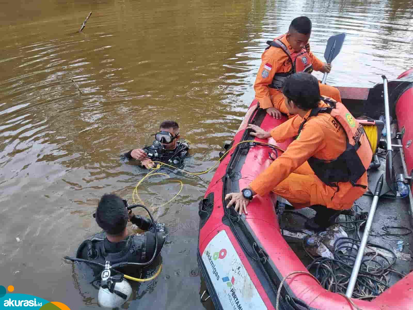 Tim SAR gabungan saat berupaya mencari korban tenggelam di kilometer 54 Samboja. (Istimewa)