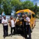 Anggota DPR RI Irwan menyerahkan bantuan bus sekolah secara simbolis untuk STIPER Kutim. (Istimewa)