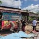 Satpol PP ketika melakukan pembongkaran dan pengangkutan isi rumah pedagang yang berada di atas lahan pemerintah di Polder Air Hitam. (Devi Nila Sari/Akurasi.id)