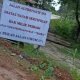 Pemilik jalan memasang pengumuman kepemilikan jalan alternatif di Desa Karang Tunggal, Kecamatan Tenggarong Seberang dan melarang warga melintas. (Istimewa)